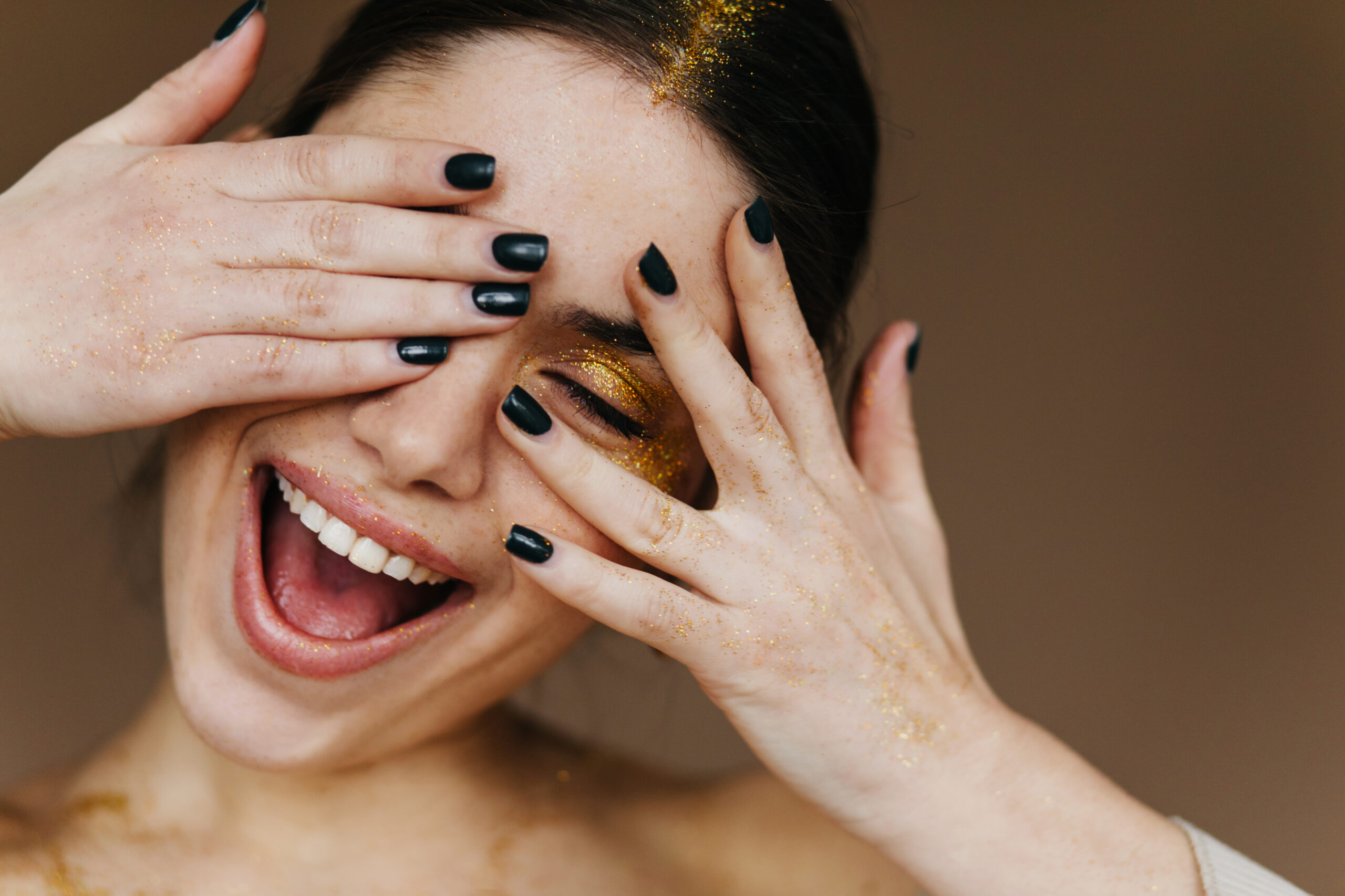 Read more about the article 10 najczęstszych błędów przy manicure hybrydowym i jak ich unikać!