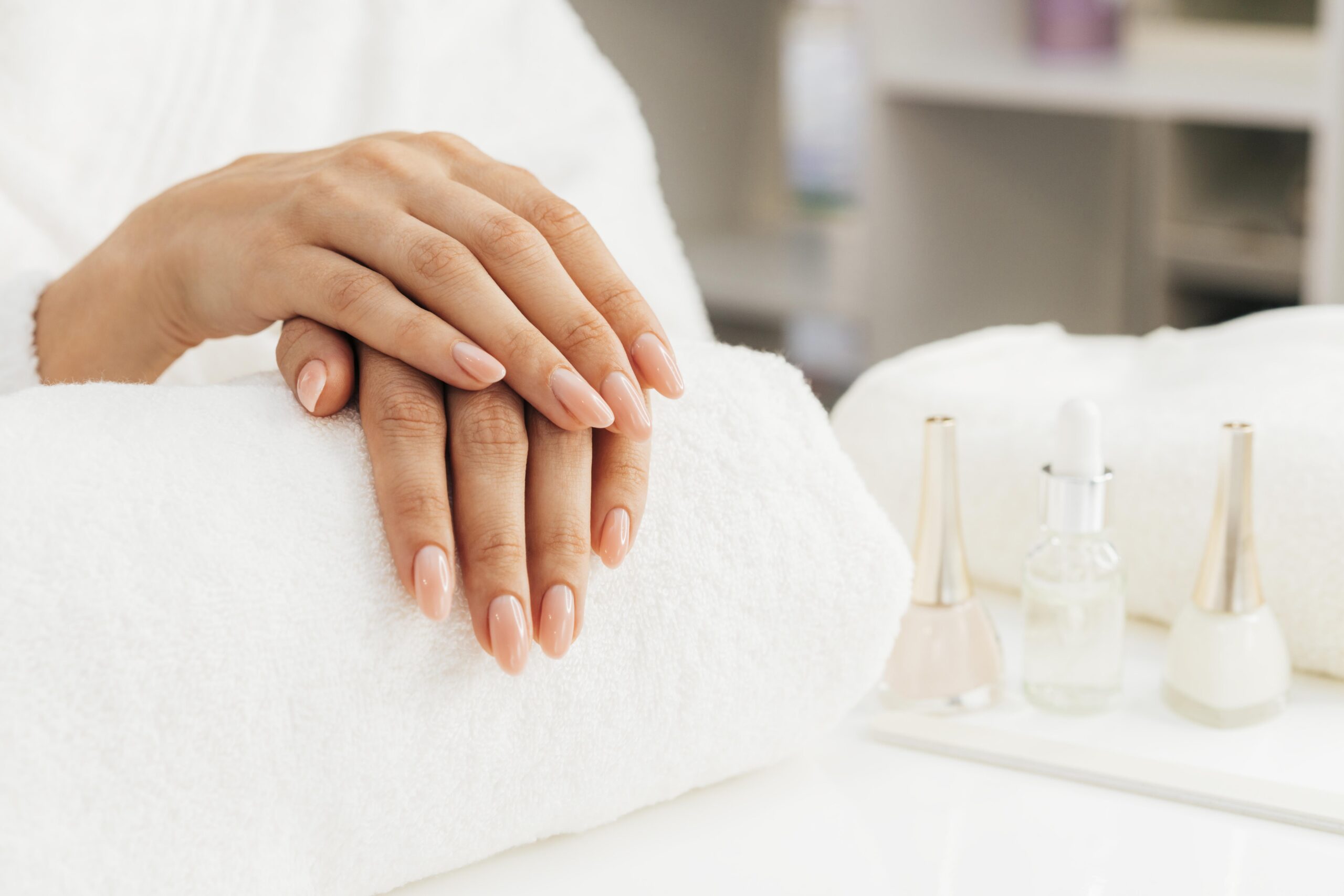 Read more about the article Jak wykonać manicure hybrydowy krok po kroku