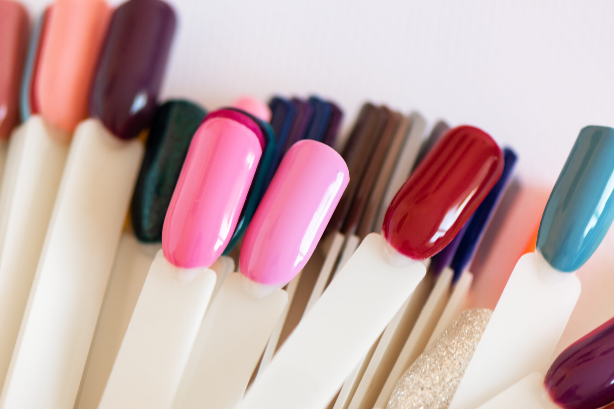 Read more about the article Jak testować nowy lakier hybrydowy w salonie – checklista QA
